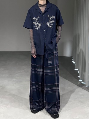flower embroidery open collar shirt / navy × white