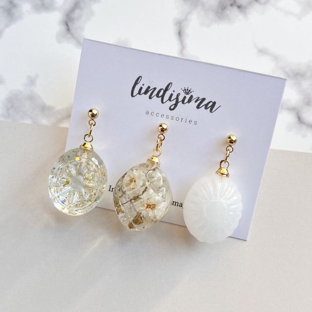 本物のお花を使ったフラワードロップ3粒ピアス・イヤリング・イヤーカフ　白いかすみ草　チャーム変更可能