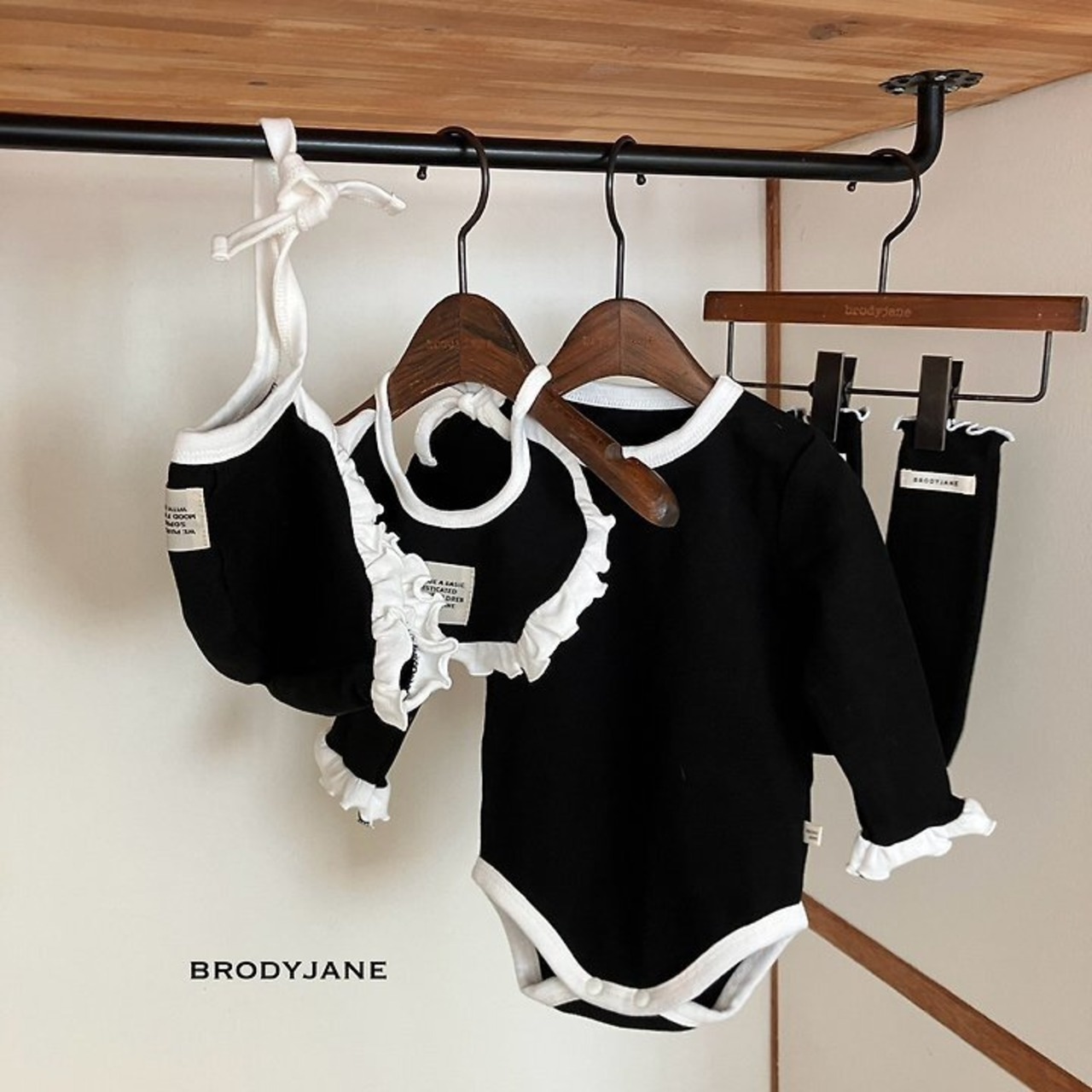 韓国子供服 / 26Autumn / 〖取寄〗Brodyjane / ココフリルベビースーツ / ベビー服 / 赤ちゃん服 / ロンパース *S/M*