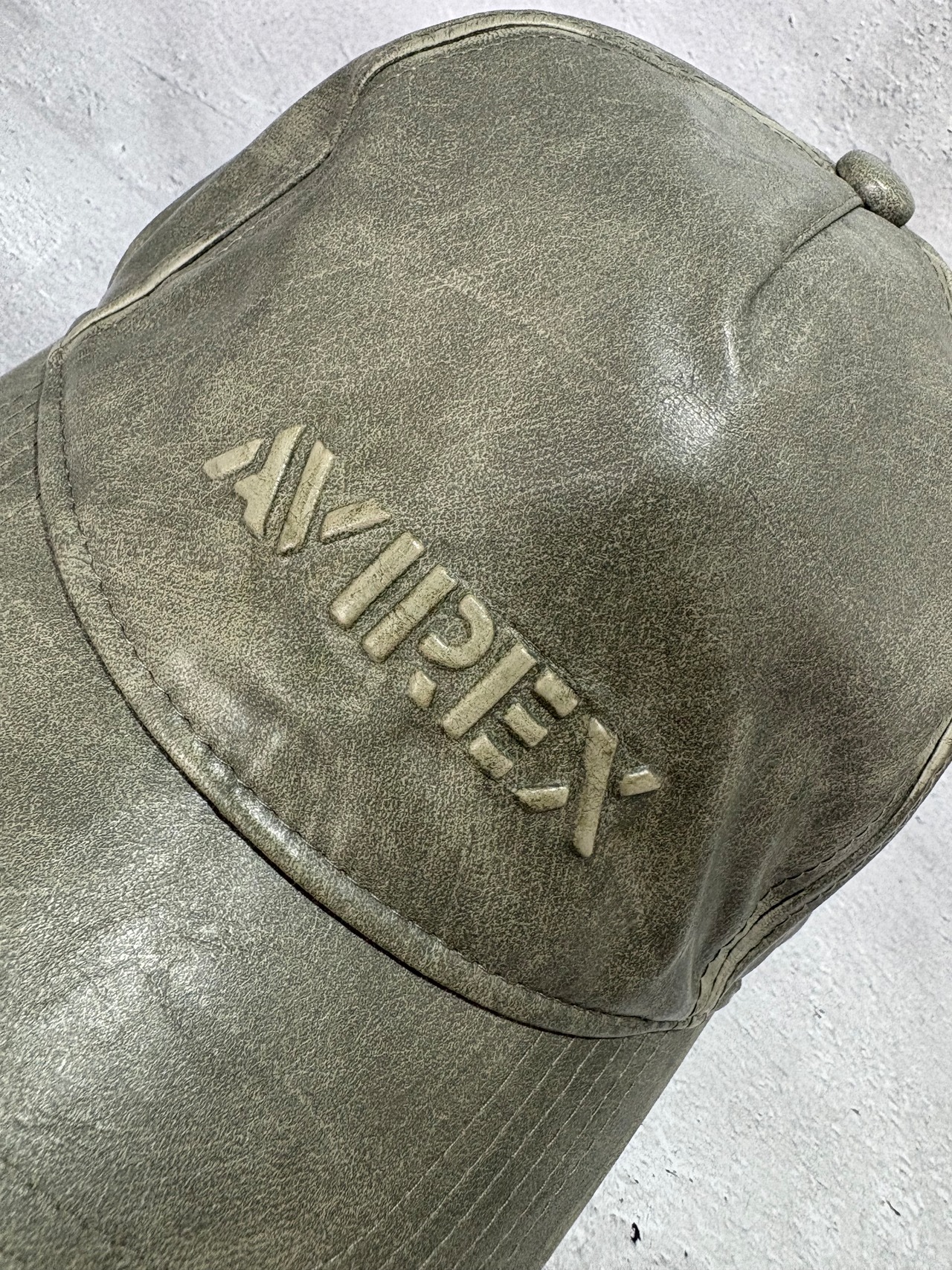 AVIREX / アヴィレックス AXエンボスロゴPU 6Pキャップ フェイクレザー カーブバイザー 2026年秋冬 カーキ