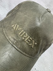AVIREX / アヴィレックス AXエンボスロゴPU 6Pキャップ フェイクレザー カーブバイザー 2026年秋冬 カーキ