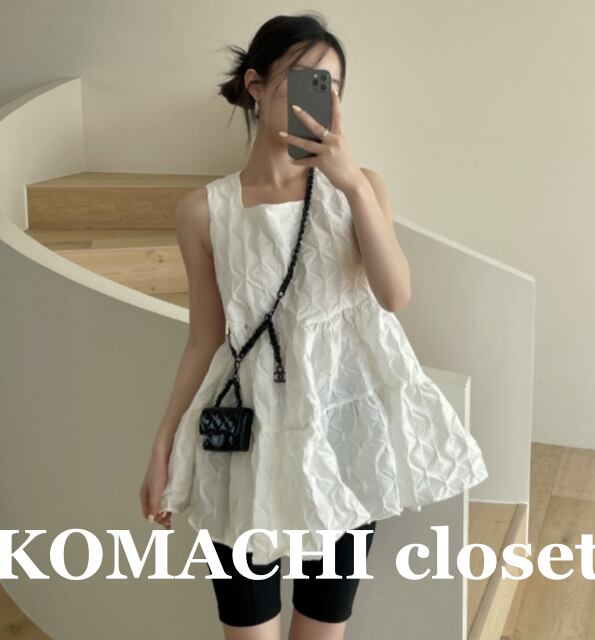 【送料無料】 エンボス ペプラムトップス ノースリーブ 白 スクエアネック ゆったり 韓国 レディース オルチャン 夏 20代 30代 シンプル シック 着痩せ エンボス加工 タンクトップ 通学 休日 デート 楽ちん ゆる 大人可愛い 大人カジュアル オトナ可愛い 大人女子 オトナ女子 ホワイト ブルー 青 ノースリーブシャツ ルーズ 動きやすい 着回し抜群 カジュアル ラフ 旅行 海 リゾート キュート スポーティー 抜け感 こなれ感 楽ちん 襟無し おしゃれ お洒落 女子会