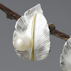 桜の葉のピアス - 特別な日の装いにもぴったり　R422