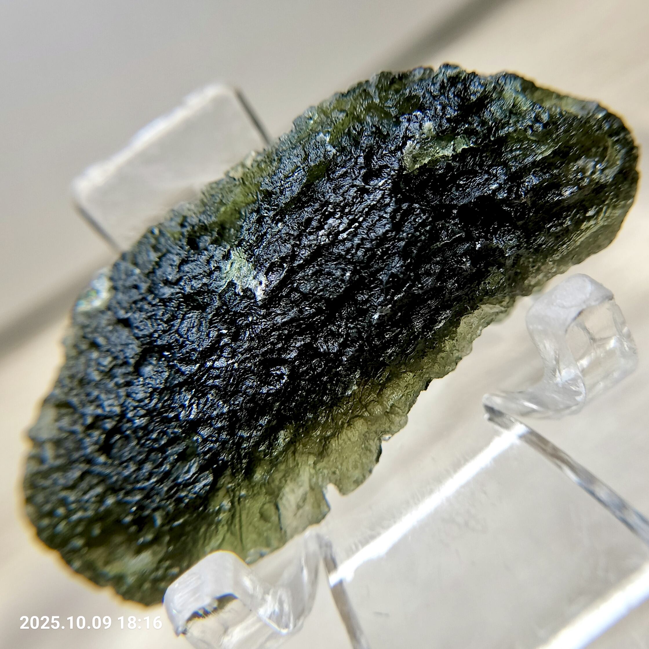 成約済み】超希少 虹入り 天然 無処理 モルダバイト 原石 11.6g 鑑別