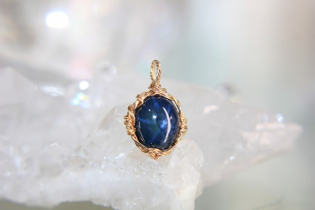 運命の光✨ブルースターサファイア✨ワイヤーアートペンダント