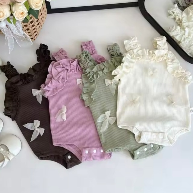 【取寄】フリルと流行りのリボンが目を惹くフリルリボンリブロンパース