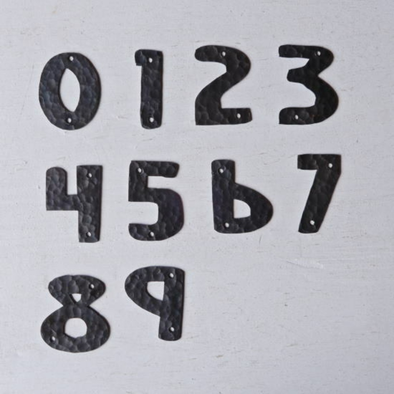 TOPANGA Zakka India Hammered Iron Number Plate L 5cm Black 　インド　ハンマーアイアンナンバープレート　大　ブラック　看板　サインプレート　鉄　住所　店舗　槌目