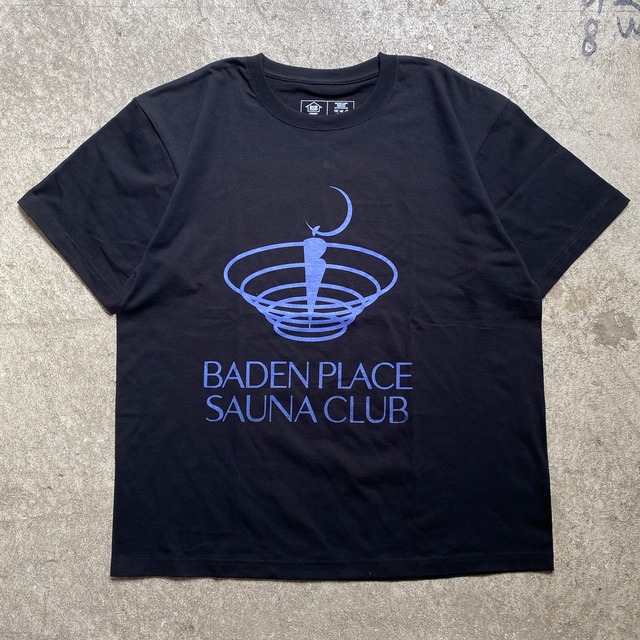 BADEN PLACE×RSB SAUNA CLUB Front Print S/S Tee BLACK