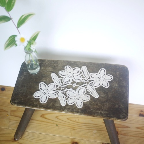 ルーマニアン・マクラメ　ルーマニアレース　ドイリーd　4つの花