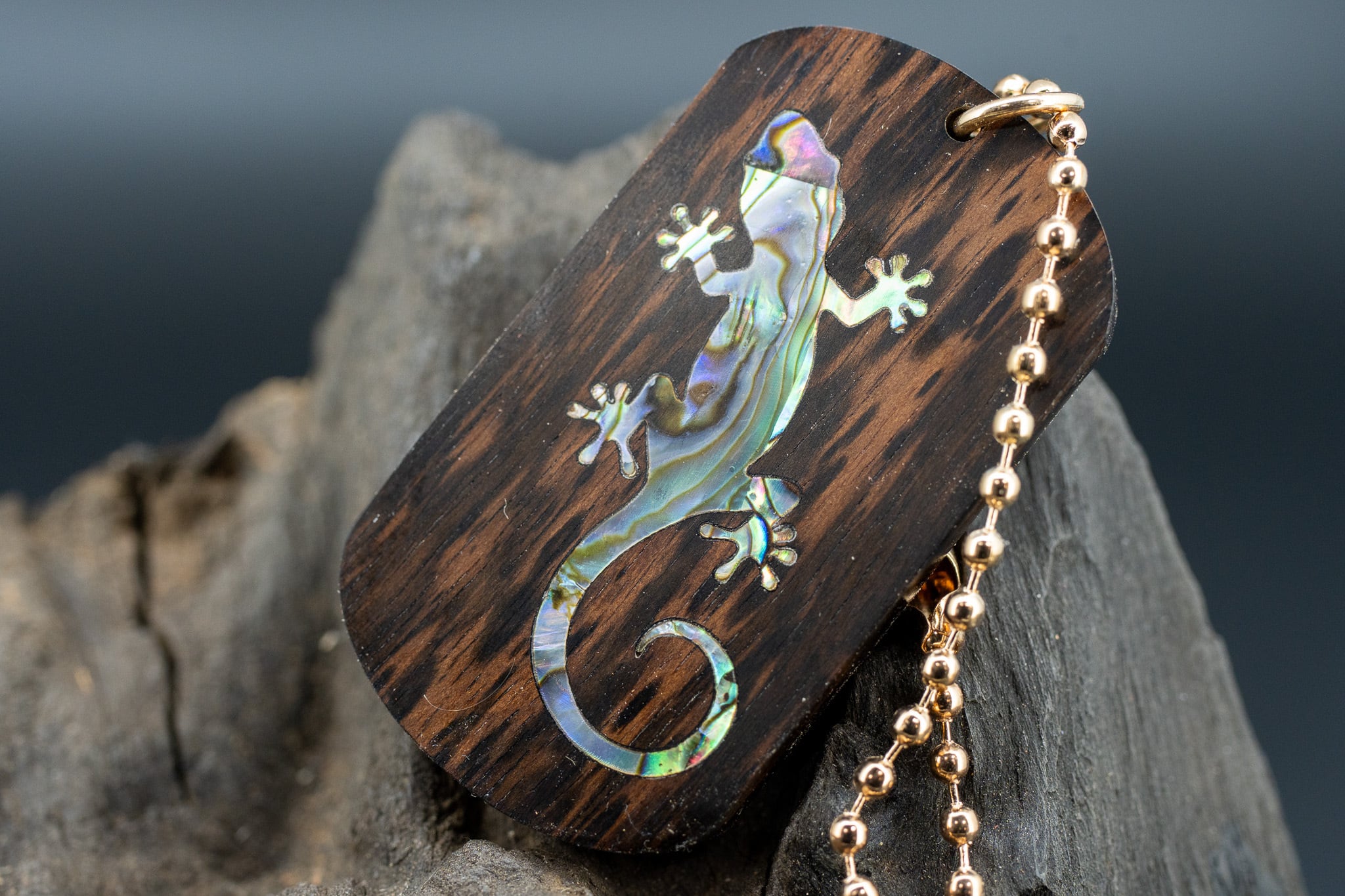 【 染色の美 】 ムンエボニー ドッグタグ 象嵌 木登りトカゲ