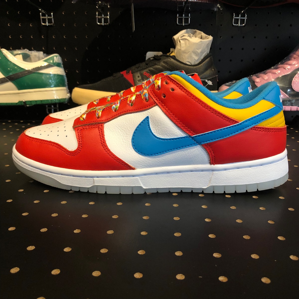 フルーティ ペブルス × ナイキ ダンクロー QS ハバネロレッド 