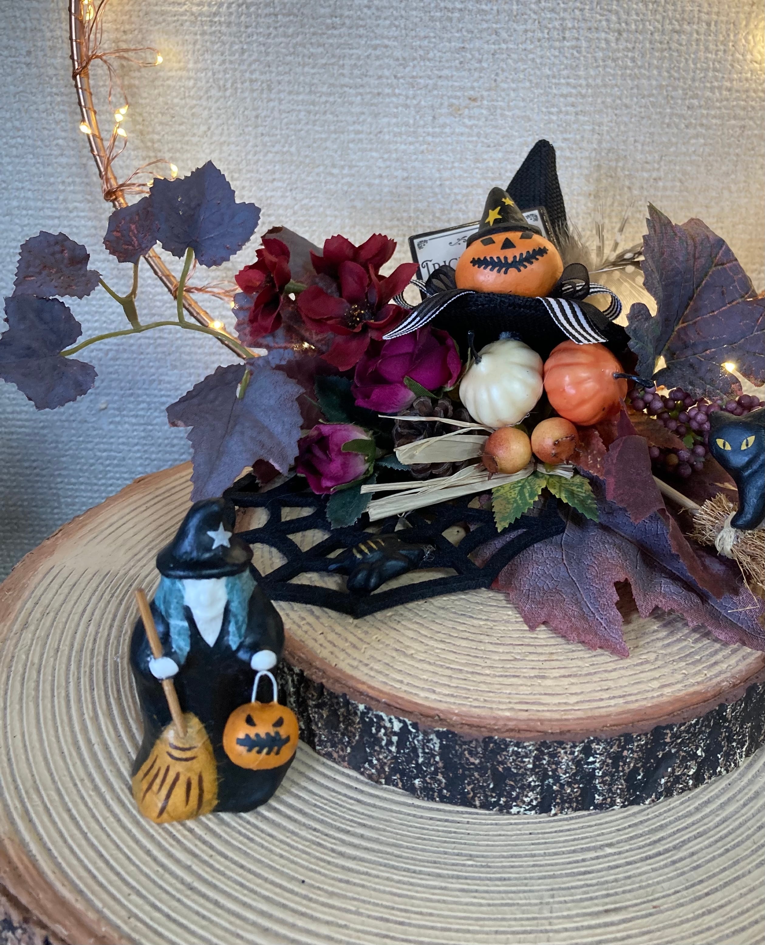 Halloween！ジャックオーランタンを持った黒い森の魔女