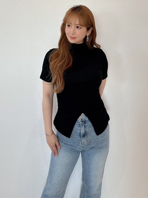 ネックカットソー　¥5,200+tax