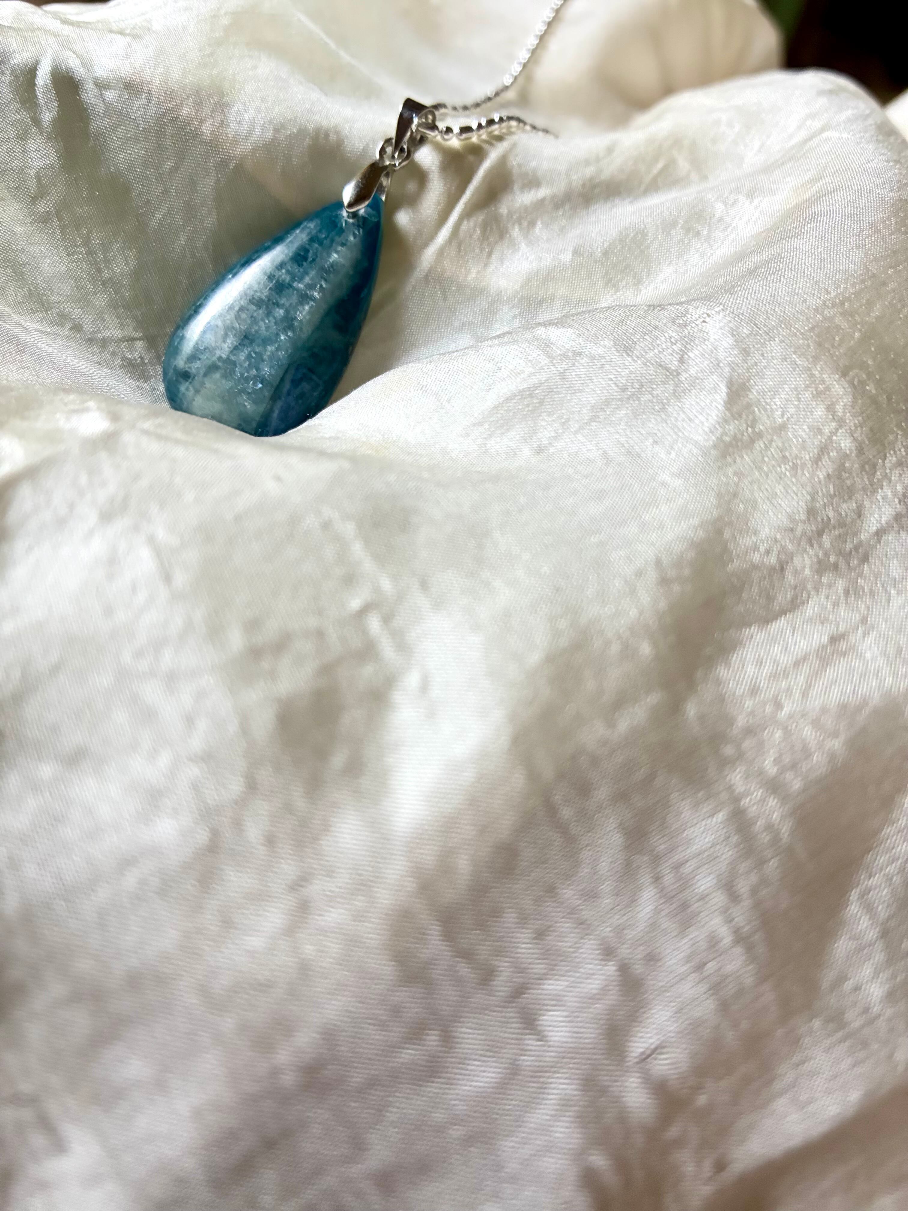 Kyanite〜冷静と魔法〜 necklace
