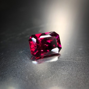 【Original Cut】高貴なラズベリーレッドのブリリアンス 2.46ct 天然 ロードライト ガーネット