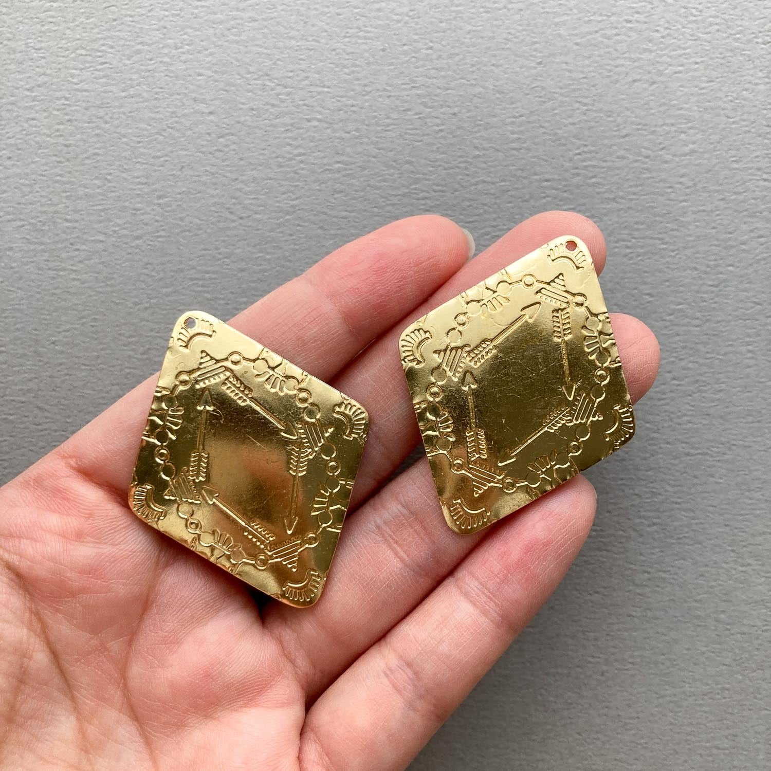 最終入荷〉USA真鍮 大ぶりひし形ネイティブ柄チャーム | Dua