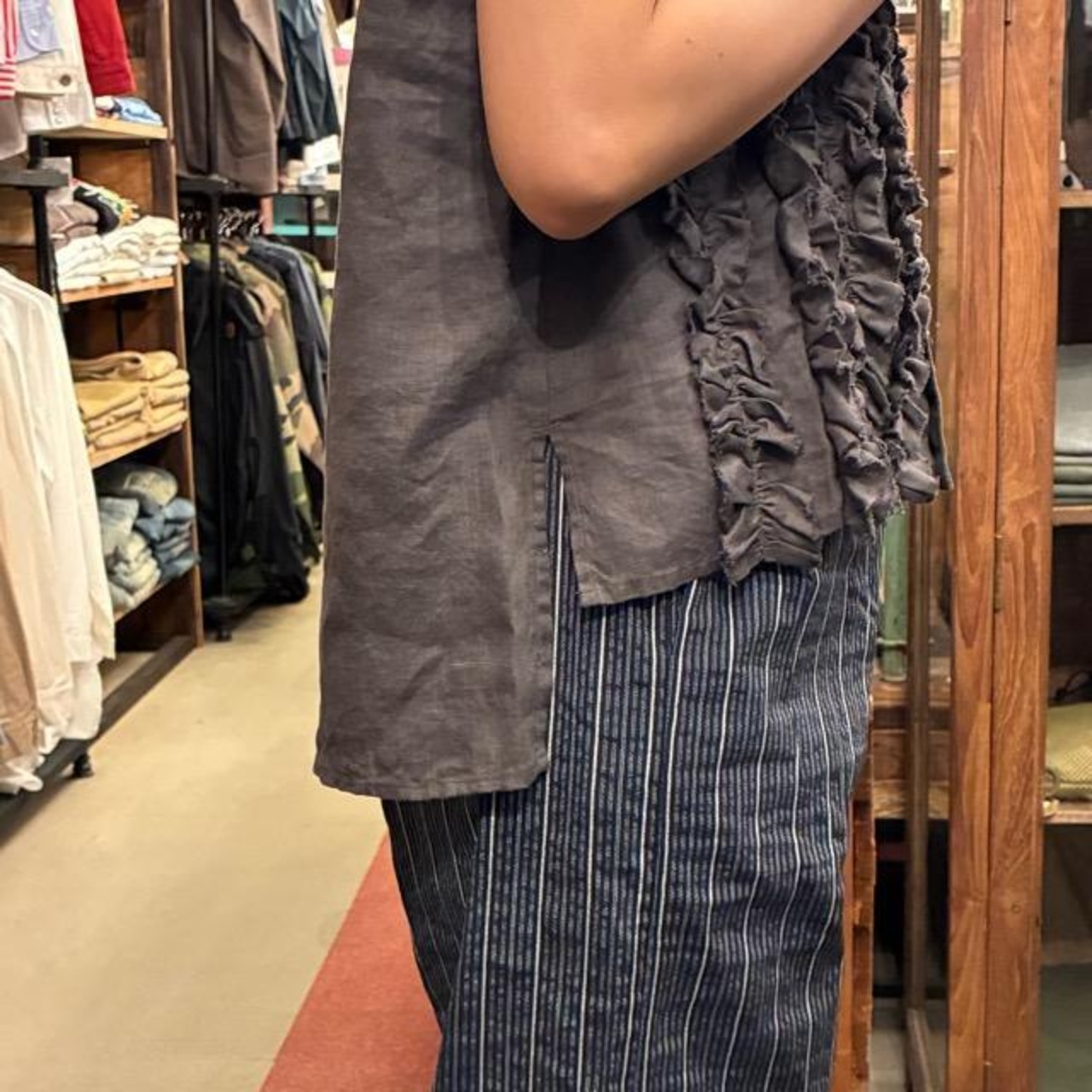 UNIVERSAL TISSU　ユニバーサルティシュ　フレンチリネン　スリーブレスフリルブラウス　チャコール　グレー　麻　ベスト　ノースリーブ　重ね着　トップス