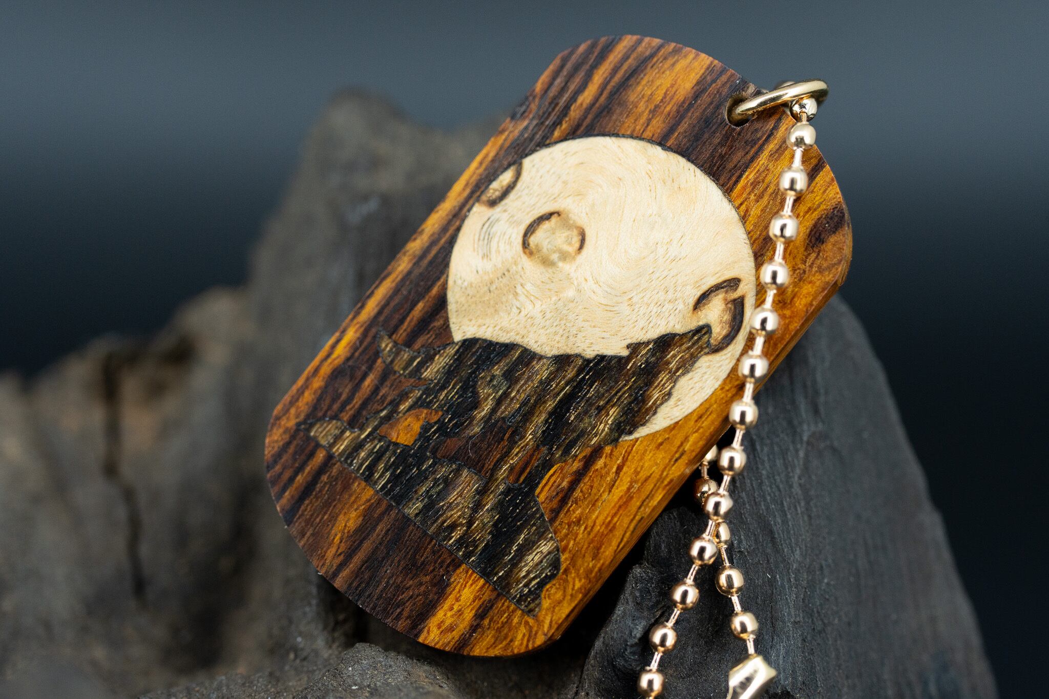 【砂漠の宝石】 デザートアイアンウッド ドッグタグ 象嵌 月と狼