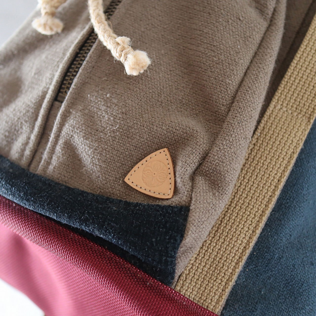 【Deadstock Item】バックパック / Top-flap Draw Backpack / アッシュグレー&ネイビー×バーガンディ・ボトム