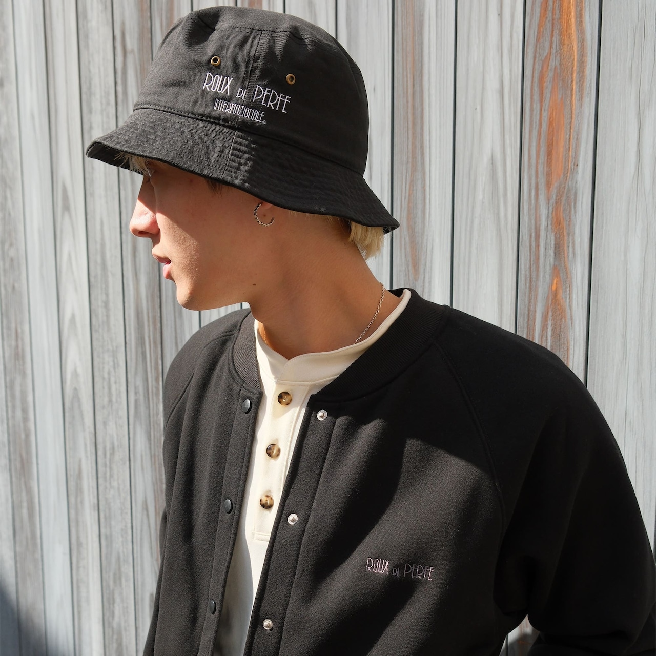 ロゴ刺繡入りバケットハット