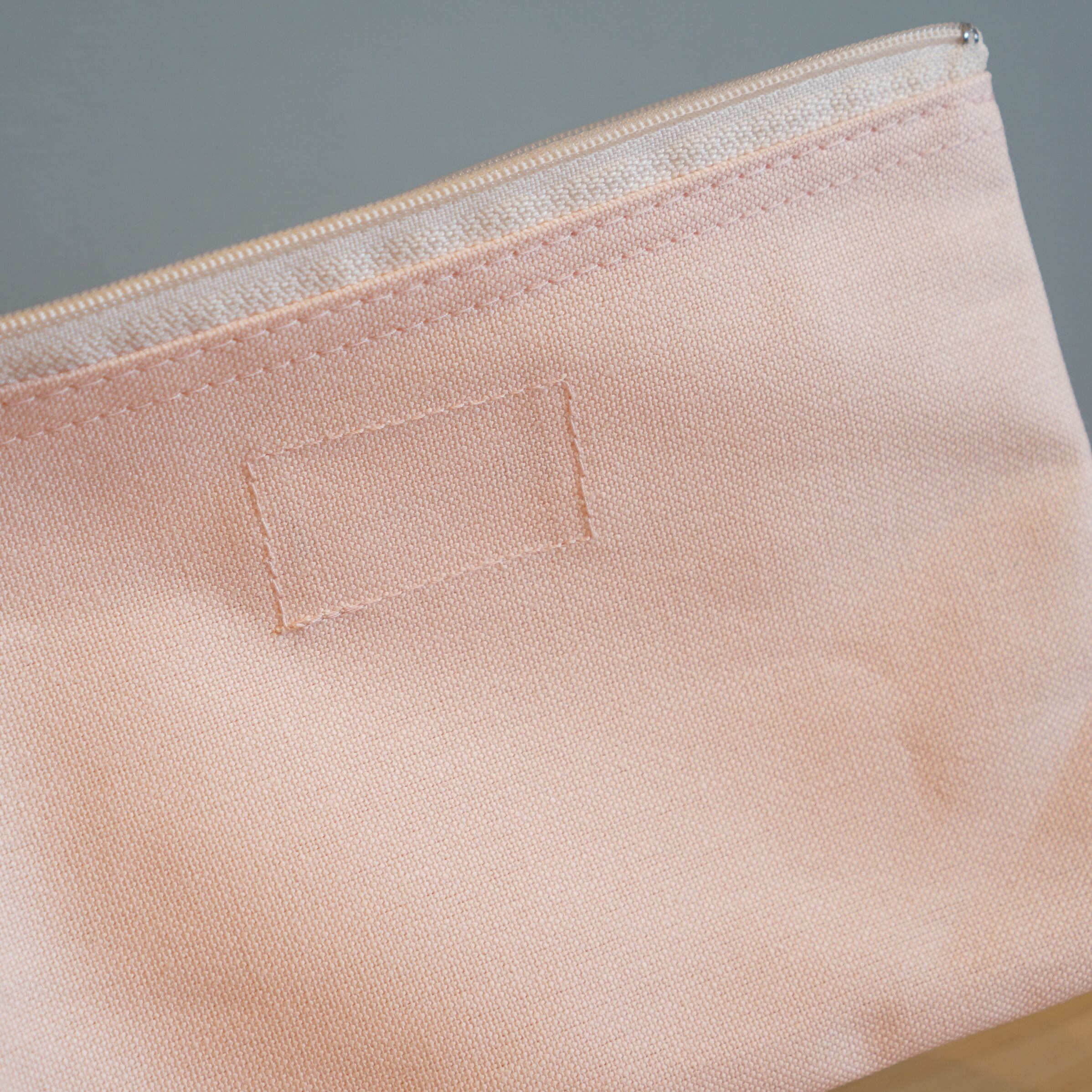 シンプルなデザインで使いやすい。フラットポーチ｜【materi】 ますた