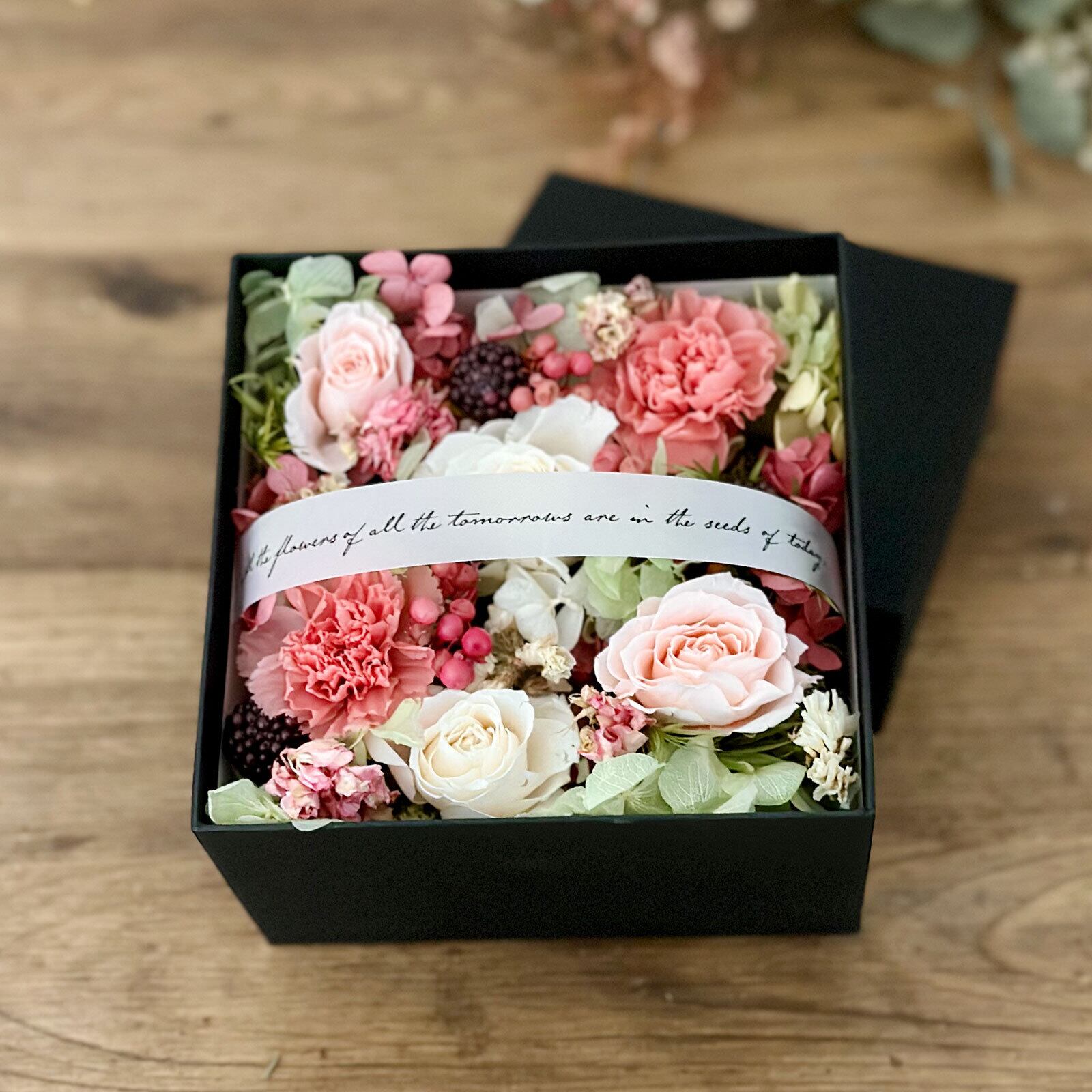 バラとカーネーションのプリザーブドフラワーアレンジメント