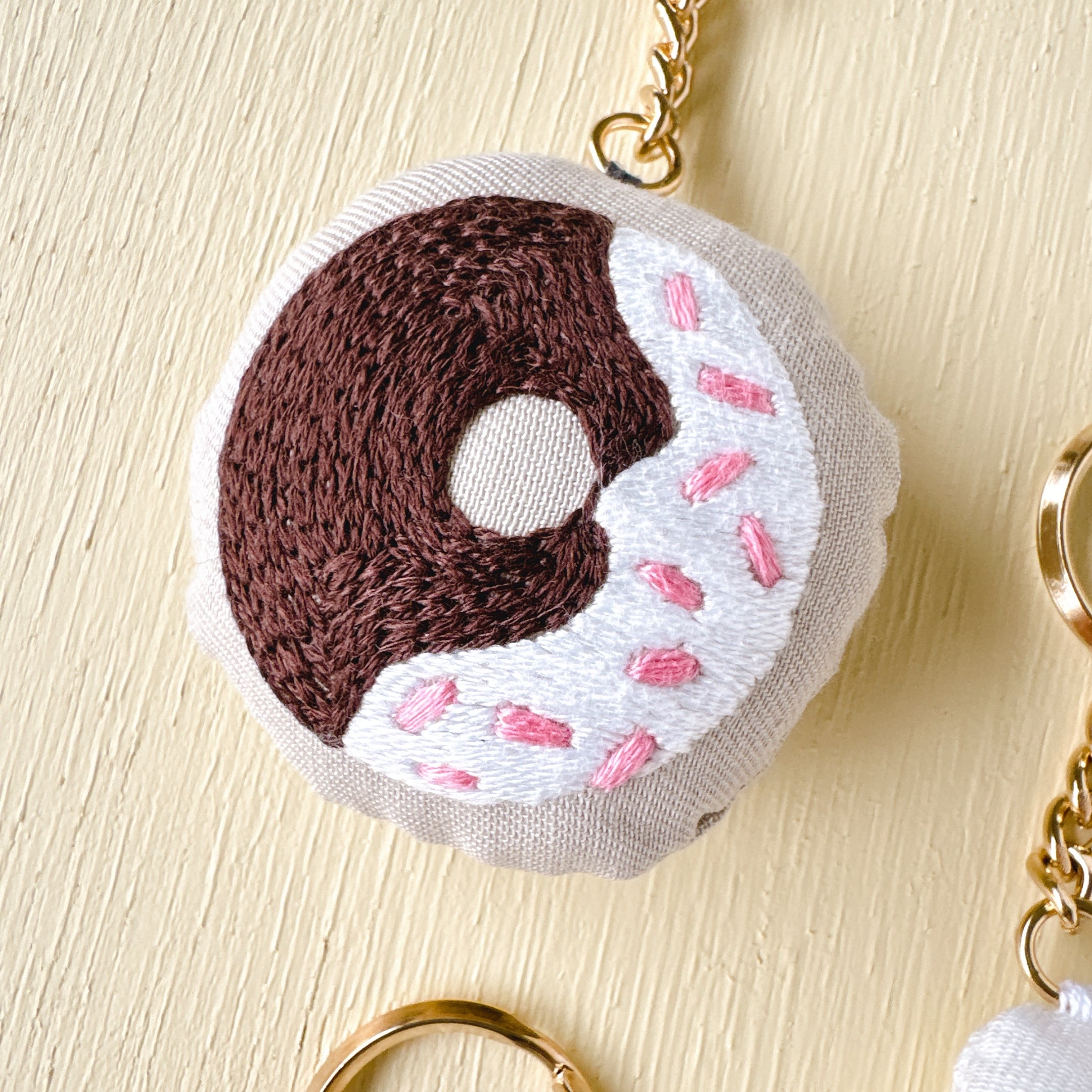 ドーナツ チャーム』刺繍キット | Net store アンナとラパン