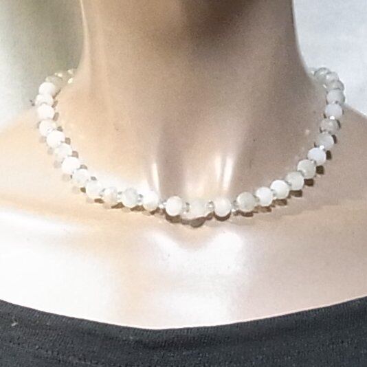 乳白色のガラスビーズネックレス アクセサリーのセール通販 乳白色のガラスビーズネックレス アクセサリーのセール通販