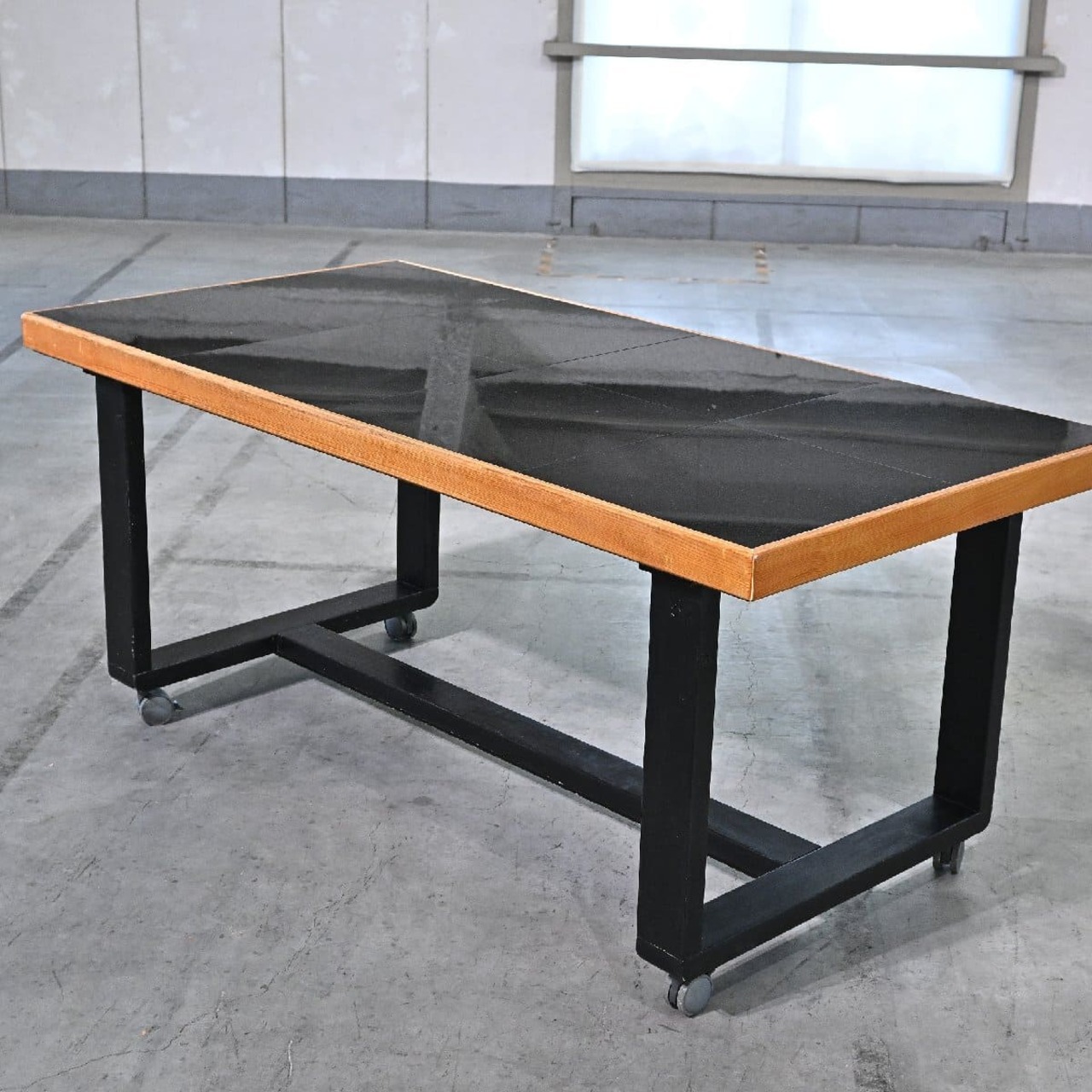 ★インダストリアル タイルテーブル 4人掛け 作業台 ストーン 石 キャスター ワーク 什器 店舗 ダイニング リビング オフィス 【中古家具/中古インテリア/USED家具ユーズド家具/リサイクル】