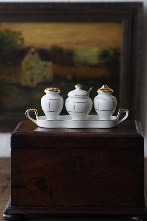 揃いの調味料入れ-salt & papper..and suger or something