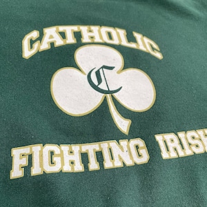 【JERZEES】スウェット 高校 CATHOLIC FIGHTING IRISH プリント アーチロゴ トレーナー プルオーバー グッドカラー 深緑 ディープグリーン M US古着