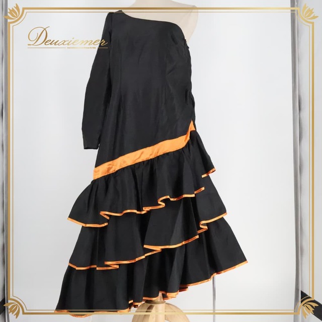 フラダンス 衣装 FANCY DRESS ファンシードレス ワンピース ドレス ブラック系 アシンメトリー ワンショルダー フリル ボリューム 光沢 無地 上品 きれい 高級感 黒 橙 かわいい 華やか 鮮やか 明るい フラ ダンス レッスン 練習 オレンジ系