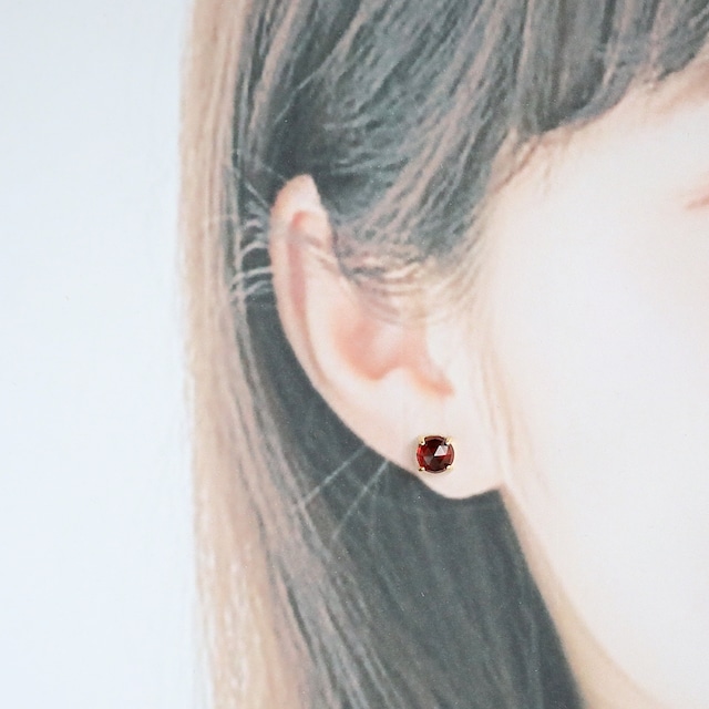 モザンピーク産ガーネットのローズカットピアス ｜6mm 14Kgf｜１月誕生石