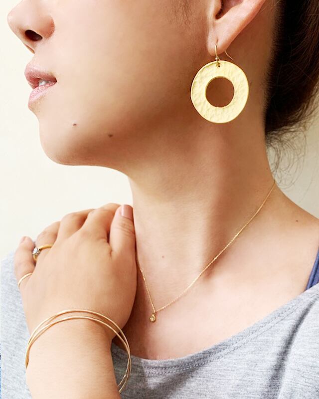 Gold cercle pierced earrings / on the beach