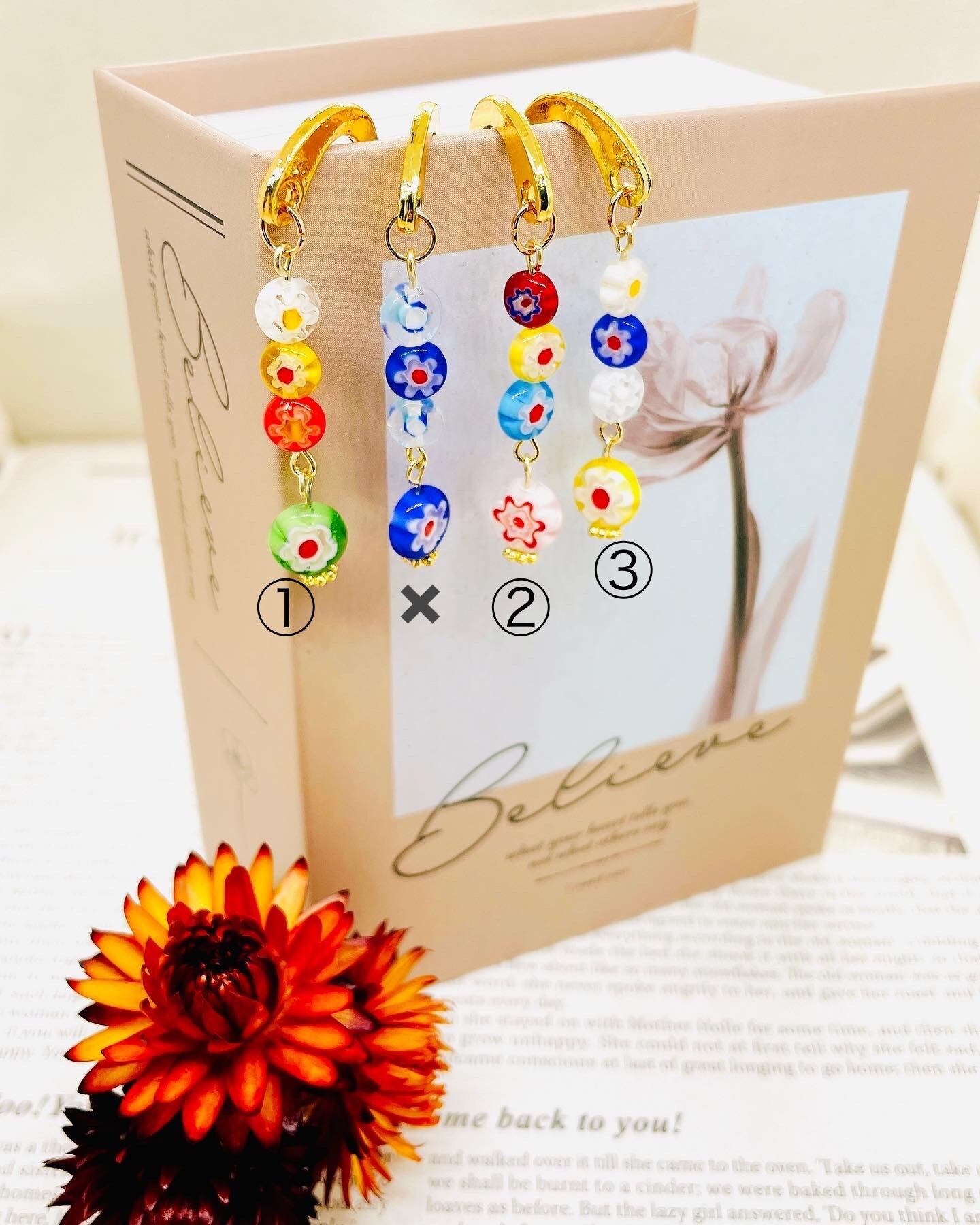 手染めビーズのミニチュア香水瓶風＆極小薔薇のころっとハート ピアス