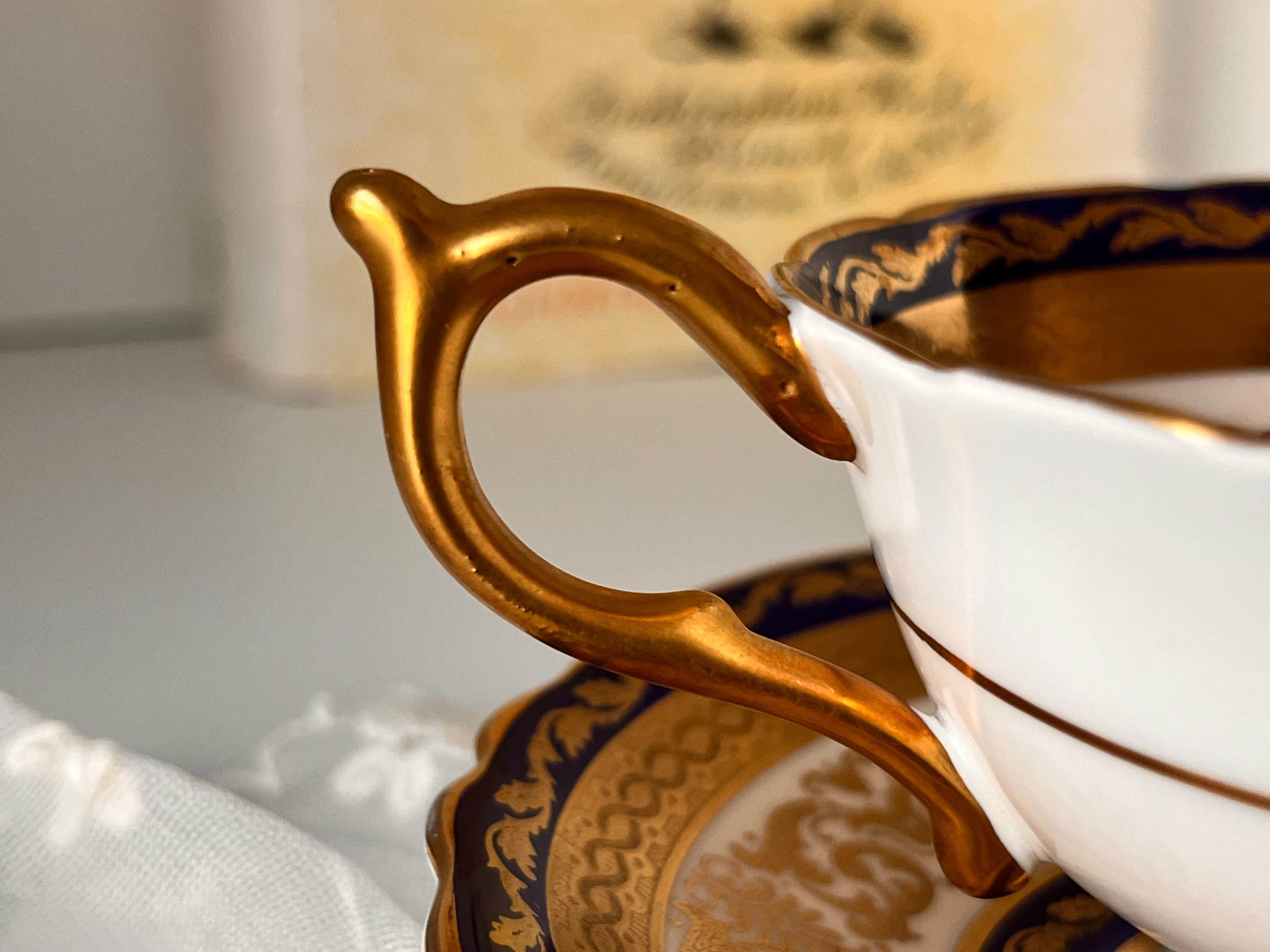 パラゴン】ベージュ素地にコバルトと金彩が豪華な花柄カップ&ソーサー