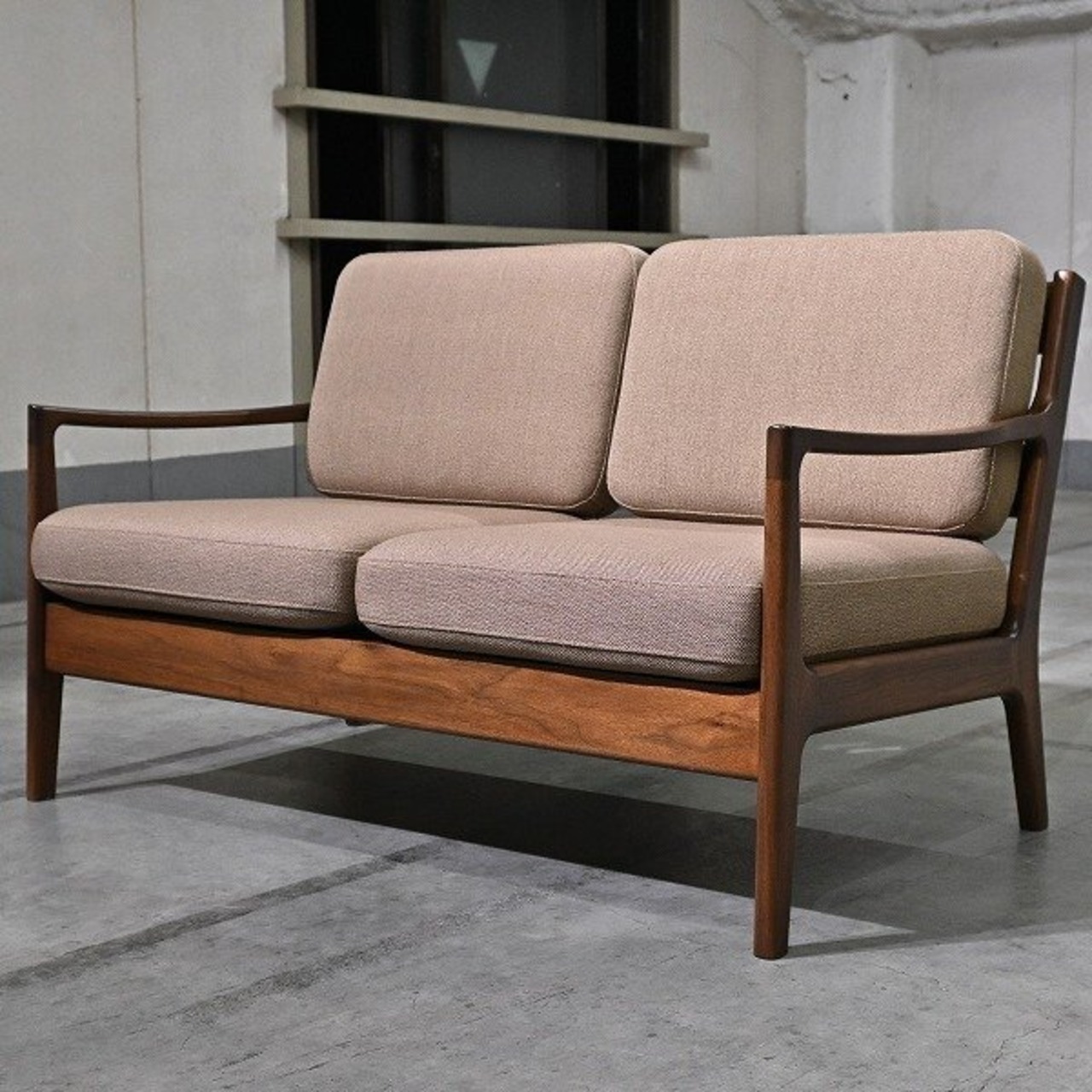 IDC大塚家具 起立木工 15万「ノルディ」ラブソファ ウォールナット無垢材 2人掛け 2PS 置きクッション 北欧スタイル KIRITSU FURNITURE