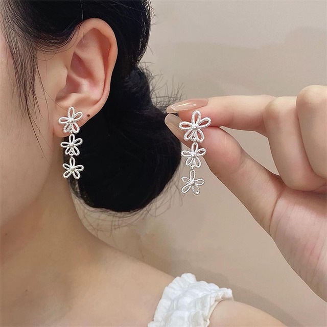 韓国の中空花の甘いイヤリングデザインニッチロングイヤリングシンプルでファッショナブルなイヤークリップピアスなし