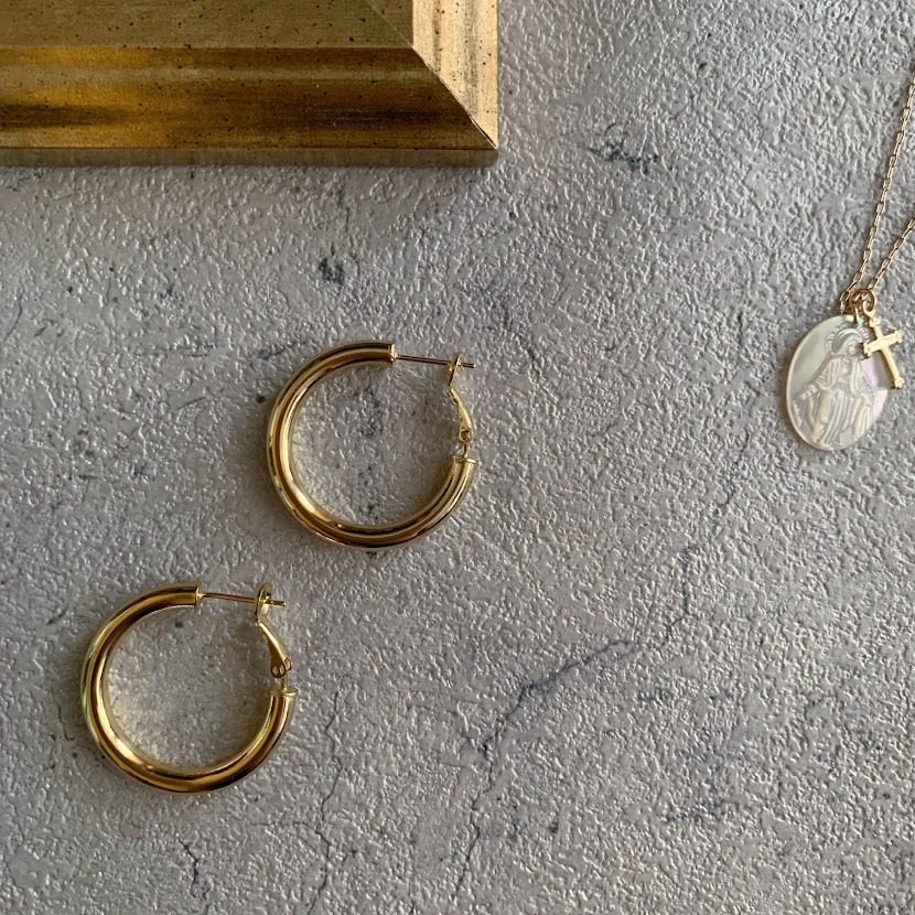 ゴールドフープピアス | 上品なアクセサリー | こだわり素材・重ねづけ