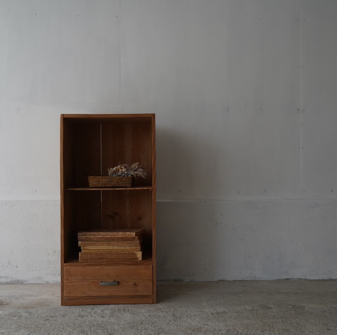 引き出しのついた木製棚