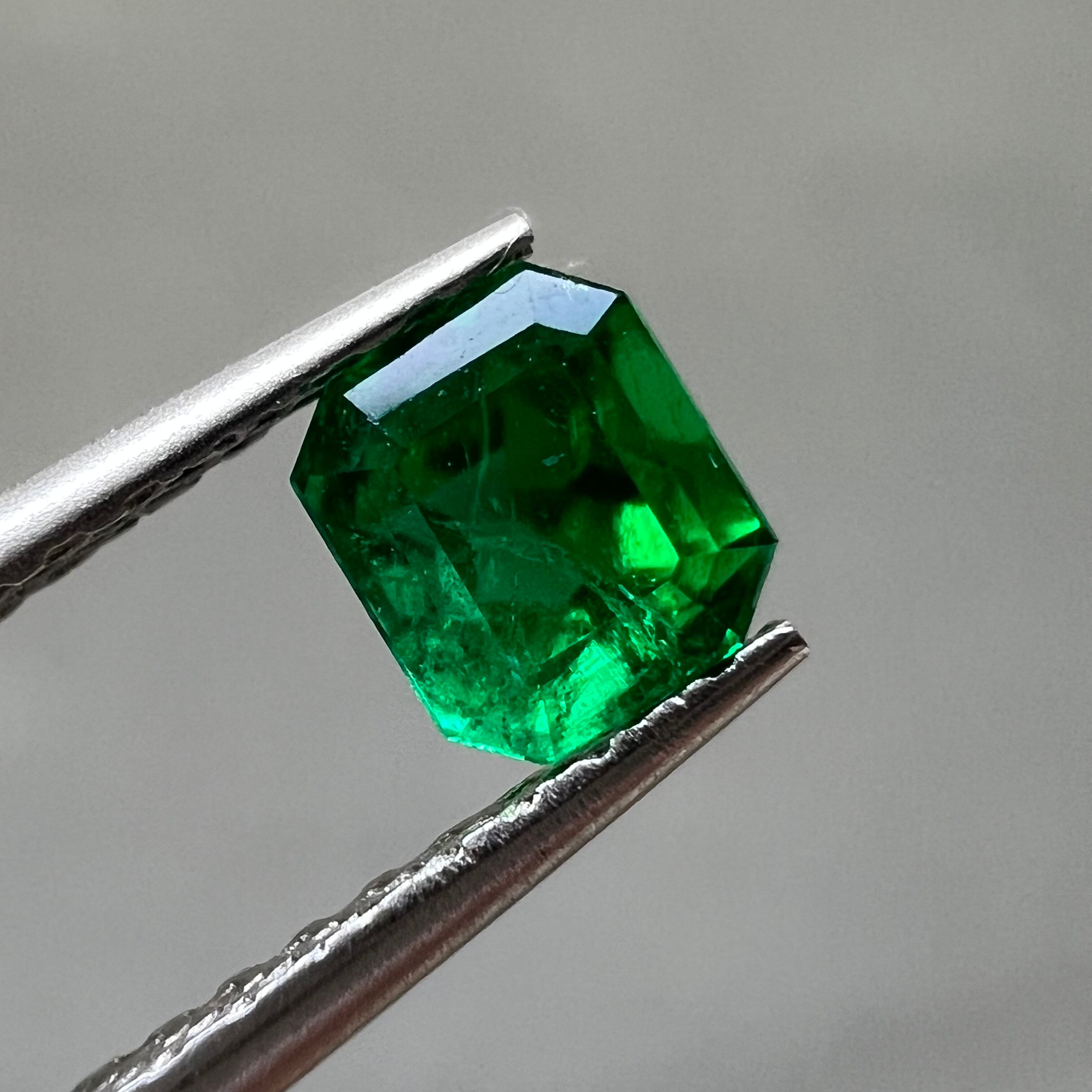 日独ソ】エメラルド 0.328ct 4.05mm×3.55mm エメラルドカットルース 日 