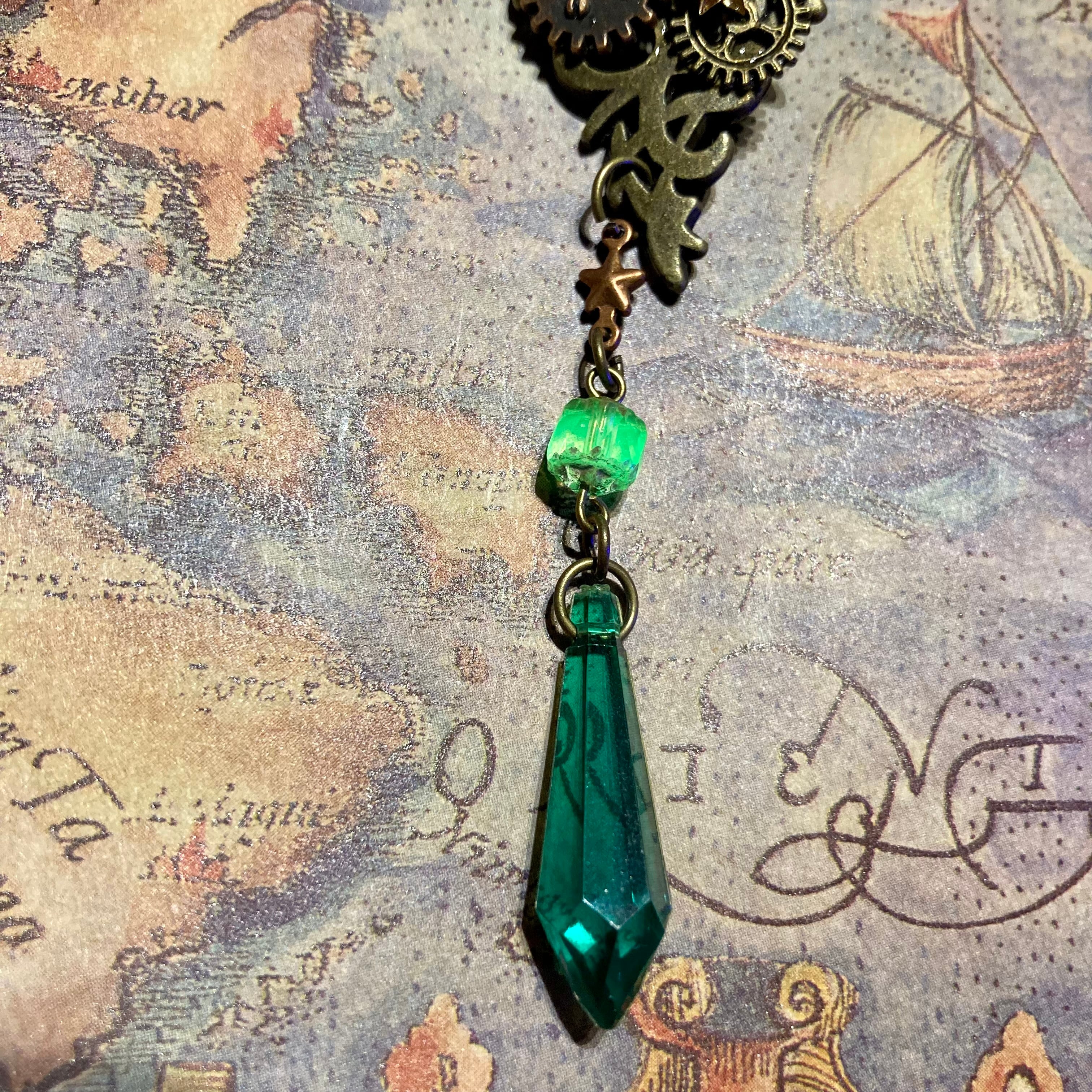 オオカミのピンバッジ（アンティークゴールド×グリーンチャーム