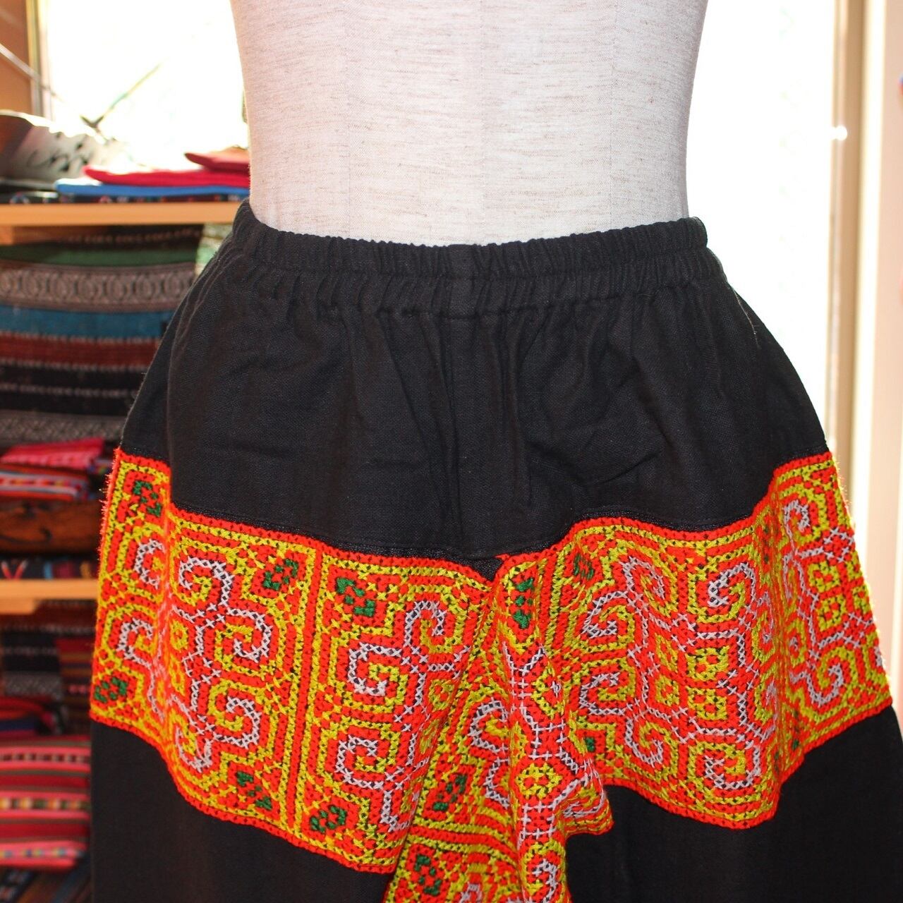 モン族刺繍サルエルパンツ[C] | タイの民族刺繍雑貨・衣料スアイチャイ