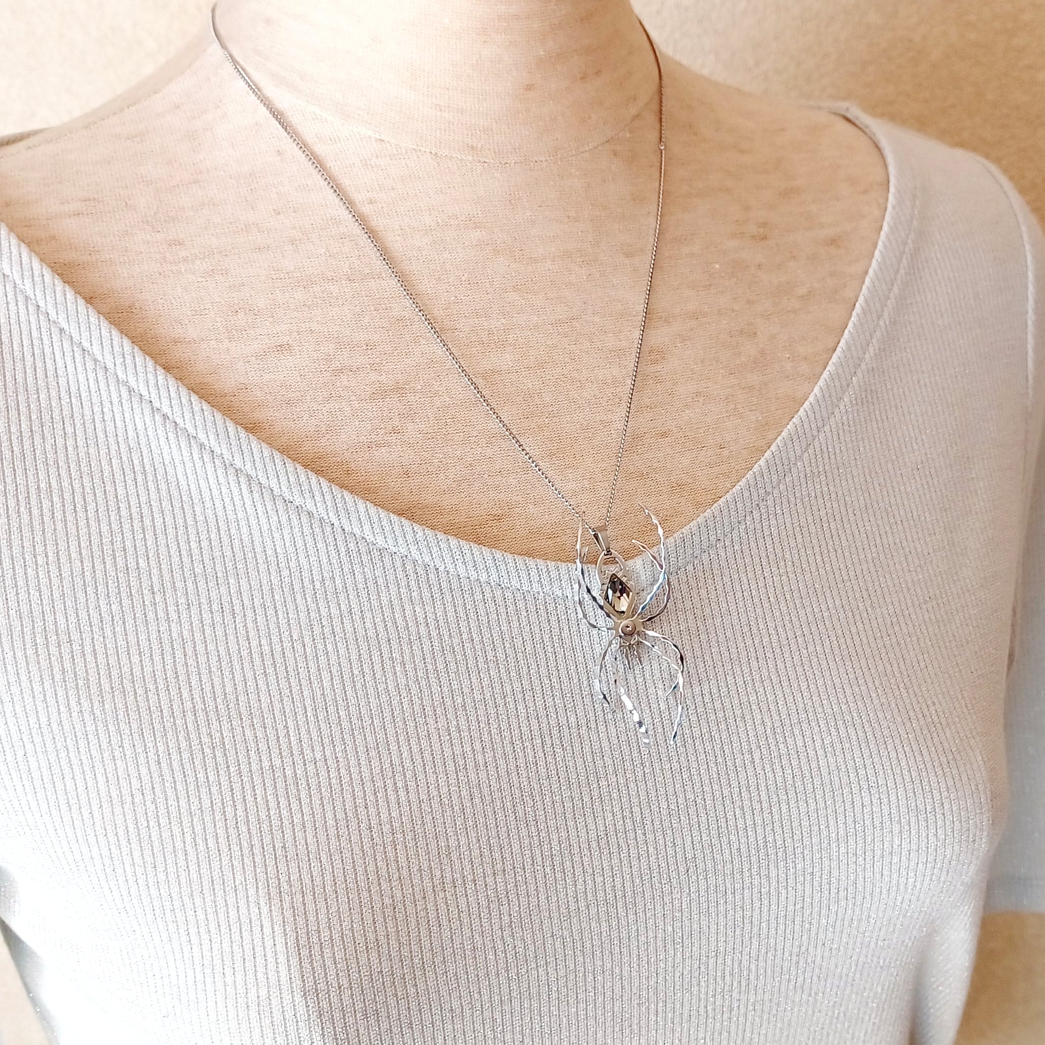 蜘蛛ネックレス】 体が輝き手足が動く！ / 肌に優しい(金アレ) | SMD