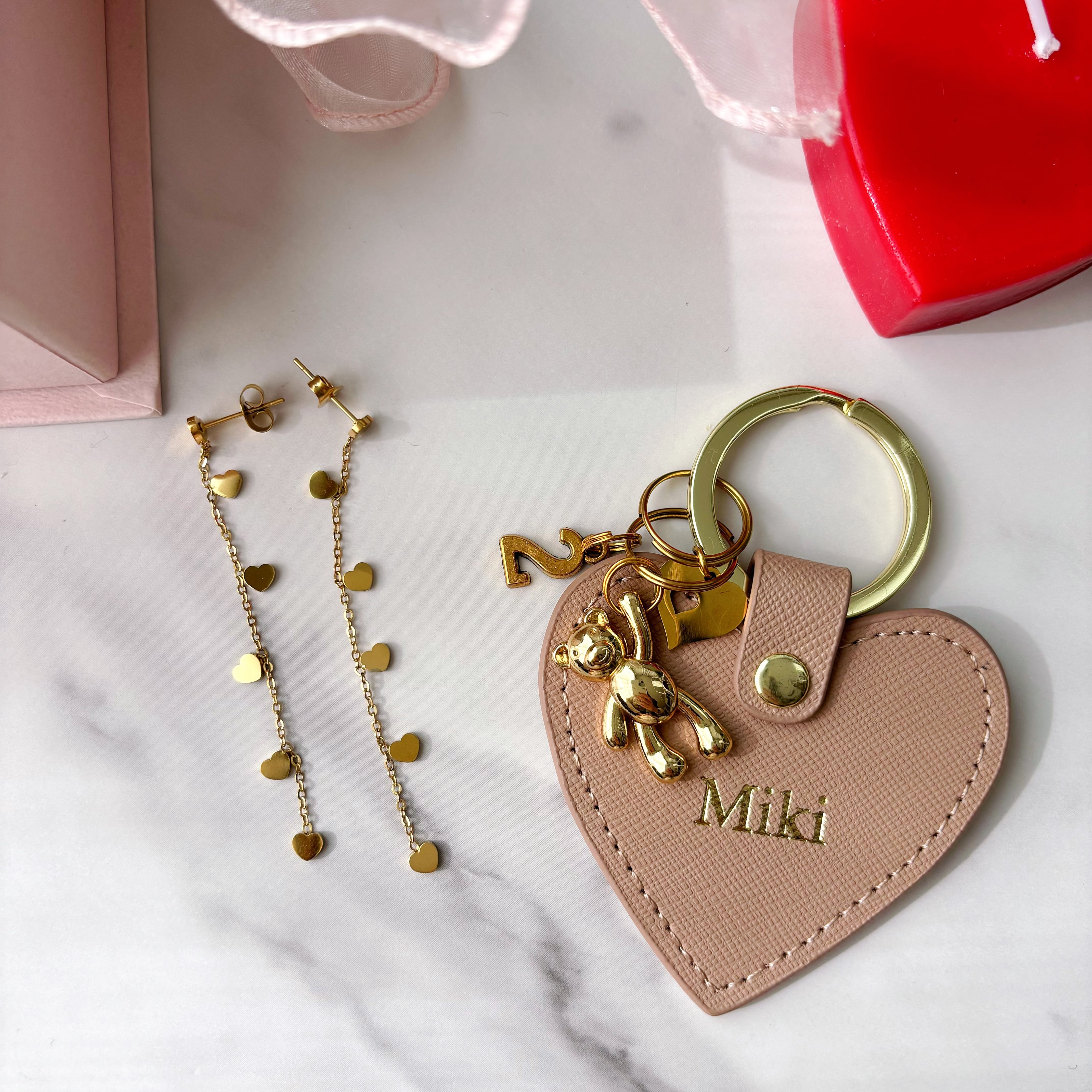 ハートのピアスのギフトセット(テディベアのラッキーチャーム付きキーリングとピアスのセット))