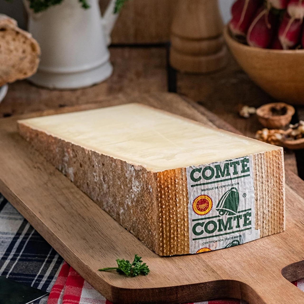 フランス産 コンテ・ド・モンターニュ AOP 1kg｜12ヶ月以上熟成・濃厚でナッツ香る熟成チーズ・グラスフェッド｜業務用・大容量・フレッシュカット    French Comte de Montagne AOP 1kg – Aged Over 12 Months | Rich & Nutty | Grassfed | Whole & Bulk | Fresh Cut