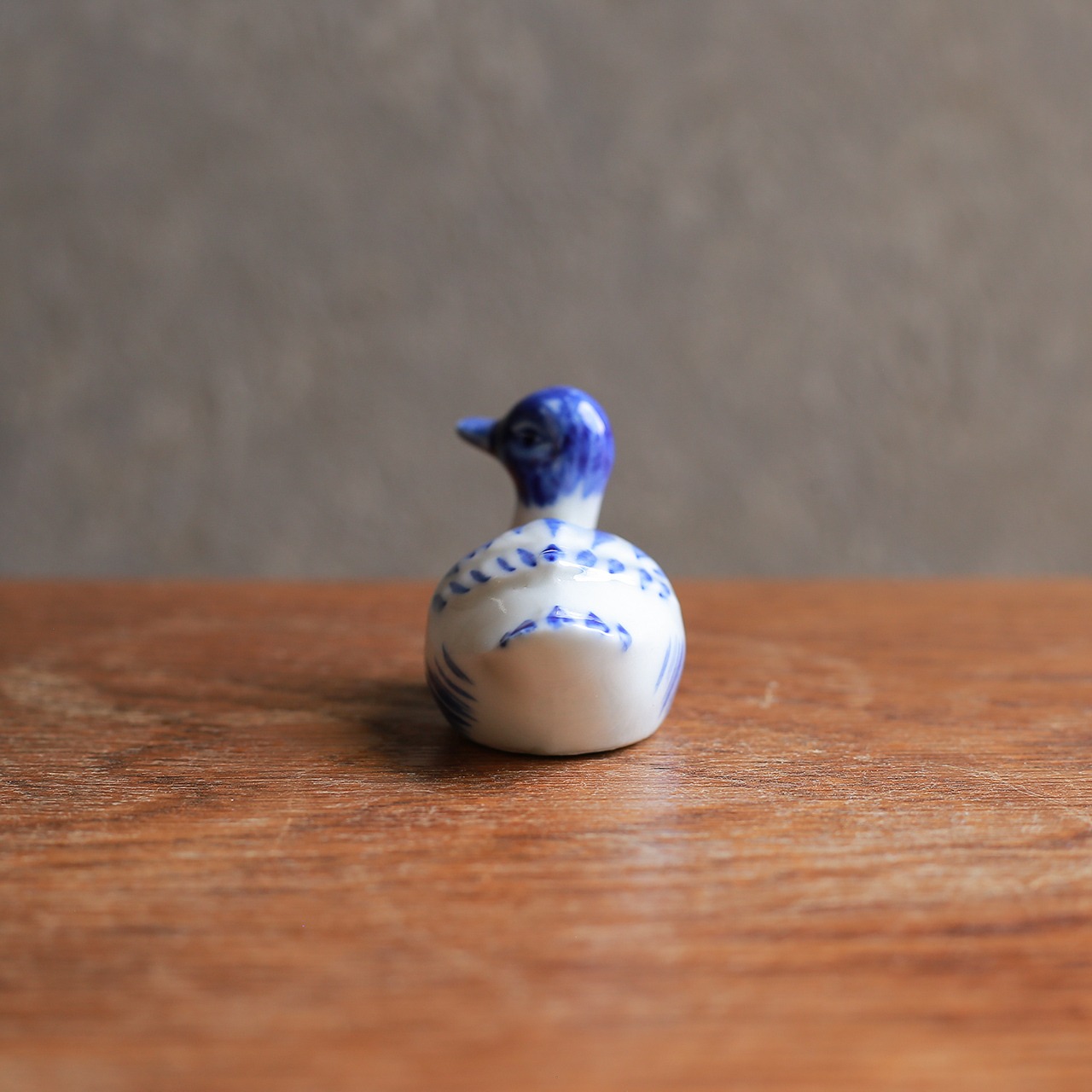 青と白のコントラストが美しい、磁器のアヒル 1