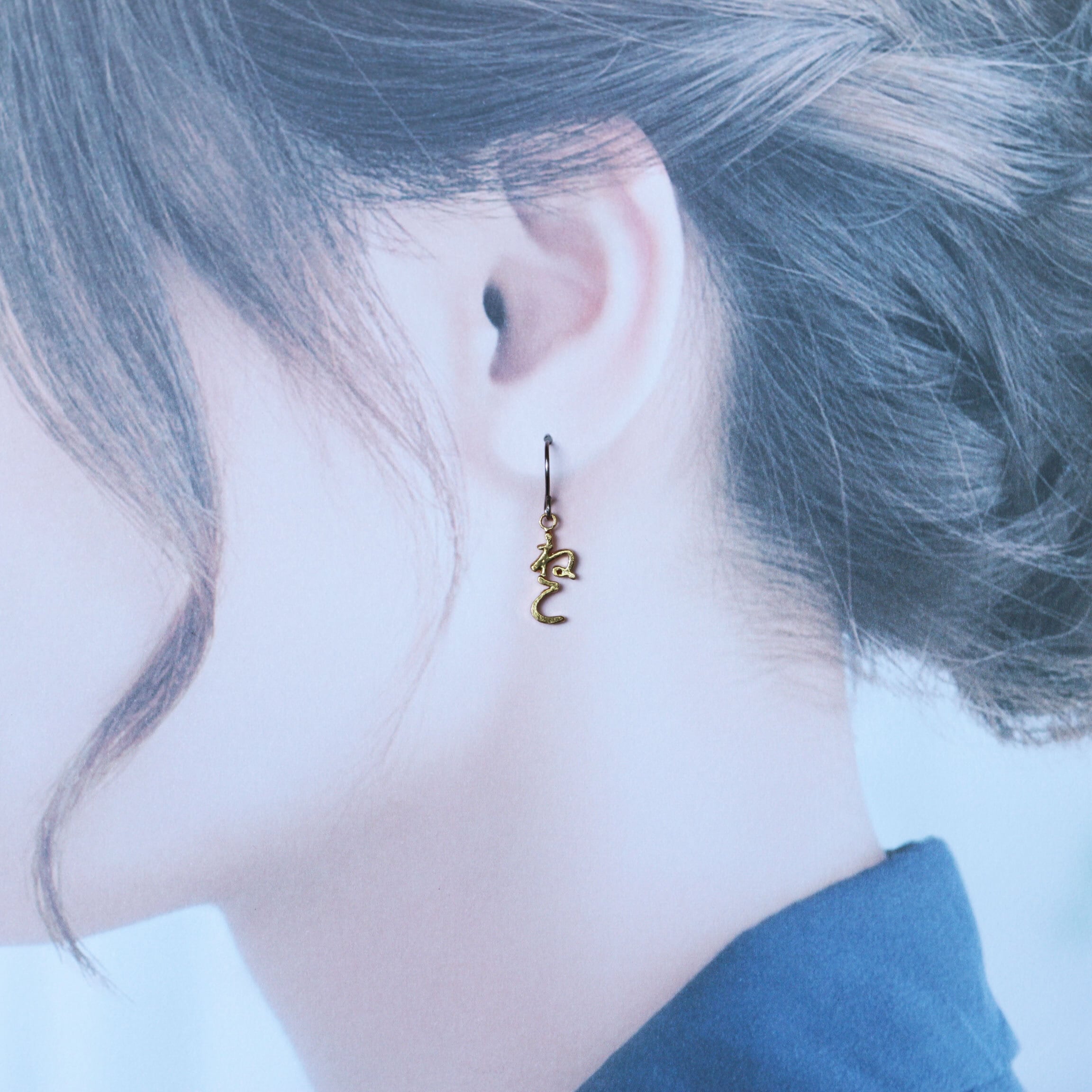 ねこ｜ピアス｜イヤリング｜ひらがな｜＊片耳用です｜P626 | thuthu