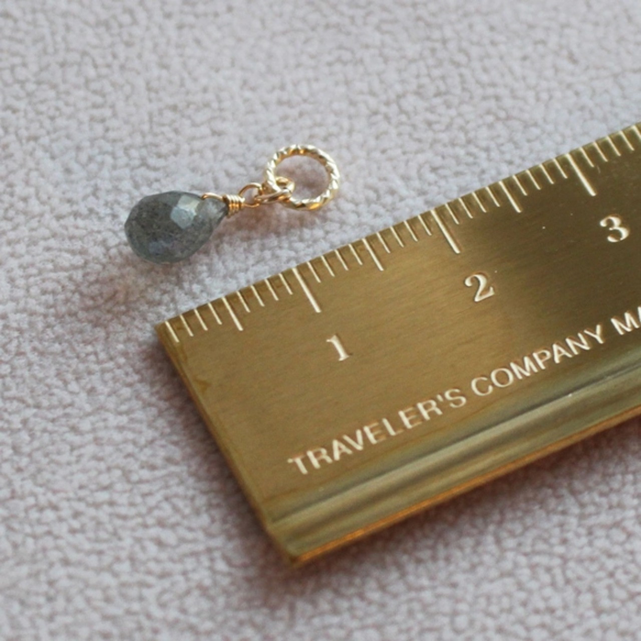 ラブラドライト<ドロップ・ブリオレットカット>のチャーム(K14GF)