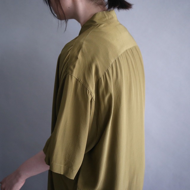 "刺繍” 3D tuck design fly-front gold button loose h/s silk shirt